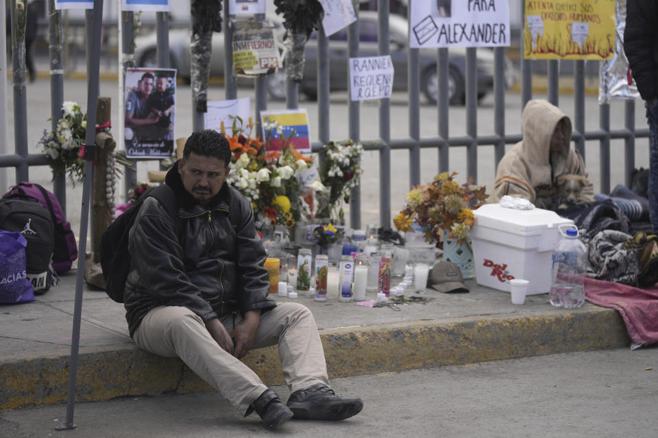 Un migrante Venezolano en la acera afuera del centro de detención donde fue el incendio que dejó muertos a 40 migrantes venezolanos. Ciudad Juárez, México 2023. (AP Photo/Fernando Llano)