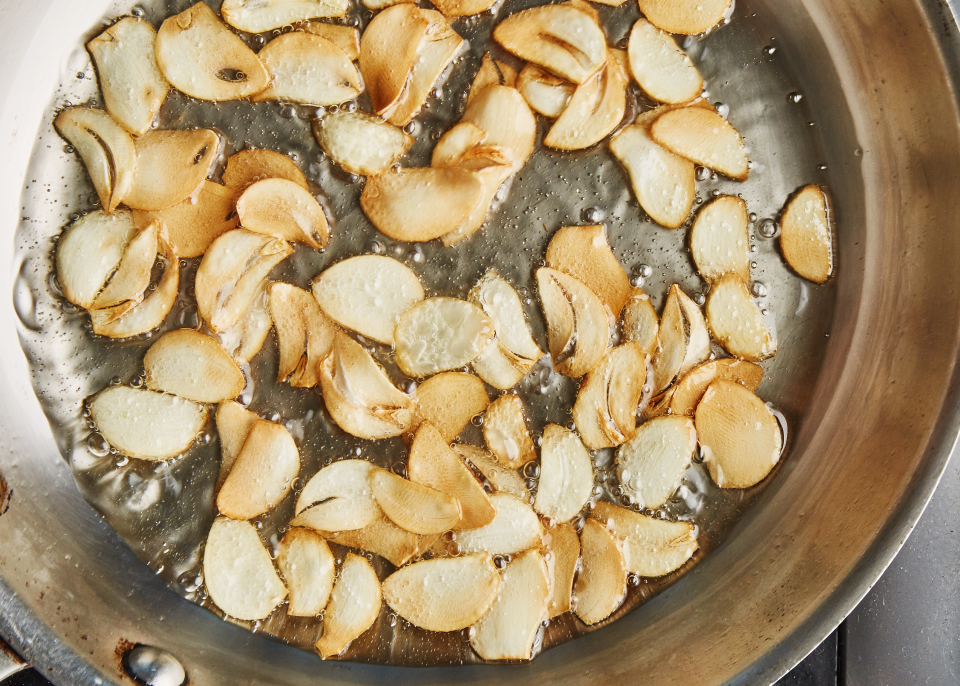 Turn your peeled n' sliced garlic into chips!