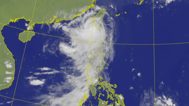 小犬颱風目前在台灣南方往西慢慢遠離。（圖／翻攝自氣象署）