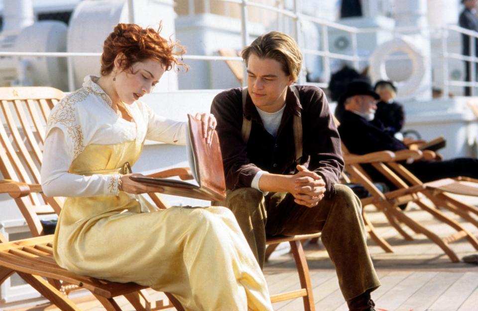 Cette année, « Titanic » souffle ses vingt-cinq bougies. Pour l’occasion, le film culte de James Cameron ressort au cinéma dans une version remastérisée. Mais pour celles et ceux qui ne souhaiteraient pas s’enfermer durant trois heures dans une salle obscure, sachez qu’une superbe exposition est consacrée au célèbre paquebot, dans le nord-ouest de la France. Intitulée « Titanic, retour à Cherbourg », elle se trouve à La Cité de la Mer, dans la ville normande. À lire aussi >>> La véritable histoire du « Cœur de l’océan », le diamant bleu maudit du « Titanic »Si un tel espace a élu domicile au bord de la Manche, c’est parce que le 10 avril 1912, le Titanic a fait escale dans la grande rade artificielle de Cherbourg. Ici, il n’est pas question de retrouver Jack et Rose sur le pont, ni même de savoir s’il y avait bien assez de place pour les deux tourtereaux sur cette maudite planche. L’exposition – inaugurée en avril 2012 – nous propulse dans l’histoire vraie et tragique du célèbre paquebot et de ses milliers de passagers.Cabines et couloirs de 1ère, 2e et 3e classes recréées, court-métrage faisant revivre la funeste collision et le naufrage, témoignages de survivants et enquête sur les circonstances du drame : le parcours ludique et interactif permet aux visiteurs de flâner dans une scénographie savamment pensée et immersive. Un impressionnant voyage dans le temps à faire à tout moment de l’année ou durant les vacances, en solo ou en famille. Le petit plus ? La Cité de la Mer renferme également un grand aquarium peuplé d’espèces aquatiques, le plus grand sous-marin nucléaire visitable au monde – Le Redoutable –, ainsi que divers espaces de loisirs pour petits et grands. Une exposition temporaire à ne pas manquer Actuellement, l’espace permanent dédié au Titanic abrite une exposition temporaire. Baptisée « Des objets du Titanic nous racontent… », elle met en avant une cinquantaine d’objets remontés de l’épave – qui repose désormais à 3 800 mètres de profondeur –, entre souvenirs personnels, petits bibelots, vêtements, bijoux et pièces du navire. Ces objets seront renouvelés à la fin du mois de mars pour laisser place à d’autres trésors.« Titanic, retour à Cherbourg »La Cité de la Mer,Gare Maritime Transatlantique50100 Cherbourg-en-Cotentinhttps://www.citedelamer.com/
