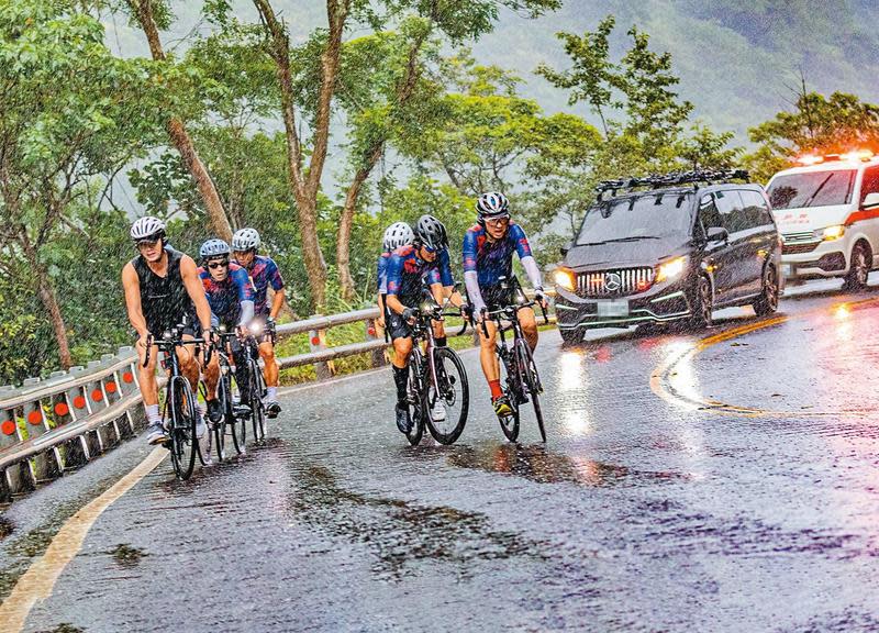 哈林小隊在雨中奮力踩著單車踏板，克服花東沿岸的艱困天候，後頭有補給車及醫護人員隨時待命。（好看娛樂提供）