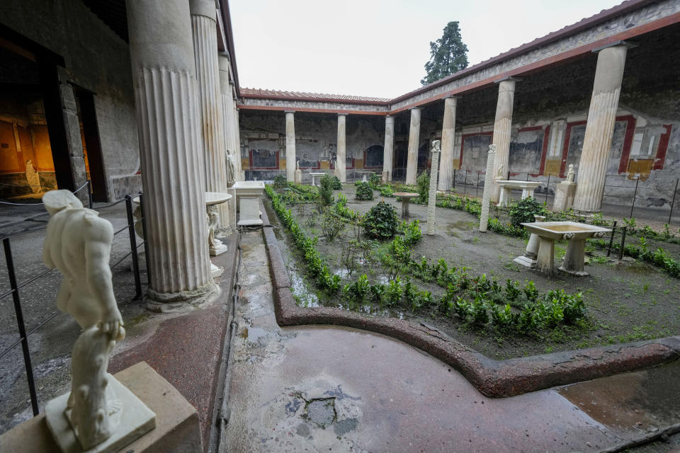 Columnas rodean un patio, en el centro de la antigua Casa de los Vettii romana, en Pompeya, en el sur de Italia, el miércoles 14 de diciembre de 2022. (AP Foto/Andrew Medichini)