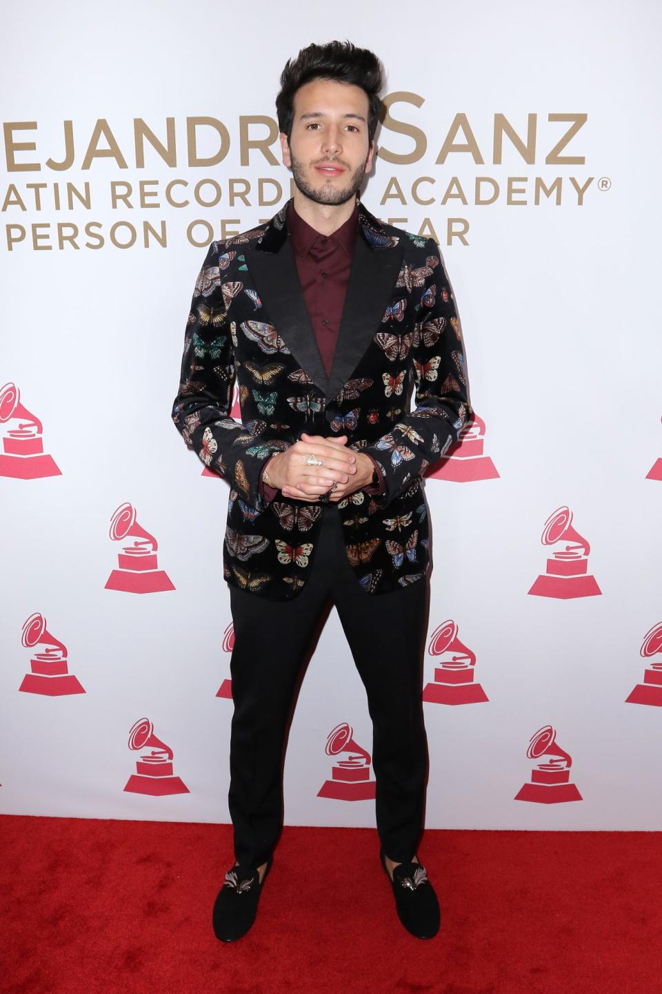 <p>En el 2017 asistió a los premios Latin Grammys en Las Vegas. Su carrera y fama ya habían tomado vuelo, así como las alas de las mariposas del estampado de su blazer. Estas propuestas evidencian su gusto por los estampados y el colorido, a los que recurre frecuentemente como un sello de estilo.</p>