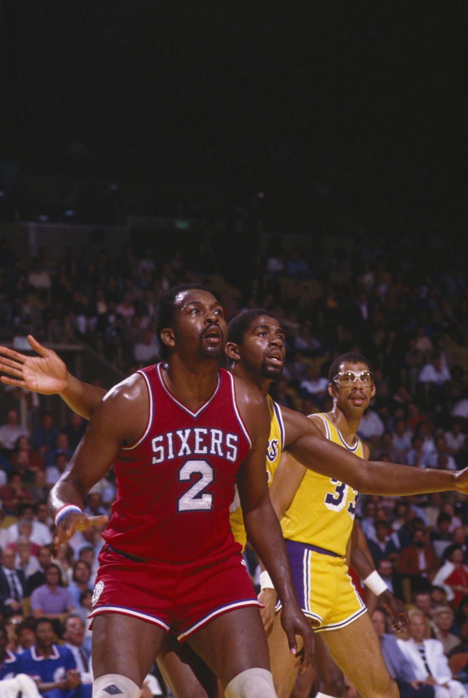 Moses Malone（紅衣2號）來到費城76人後，全隊季後賽勢如破竹拿下1983年NBA冠軍。（Photo by Focus on Sport via Getty Images）