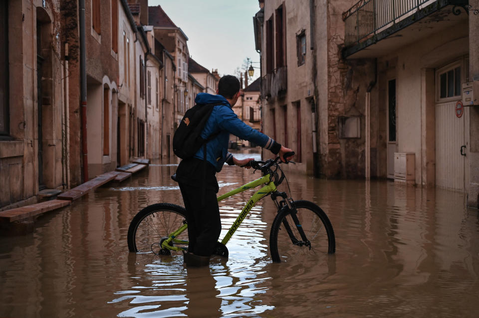 Comme ici, à Montbard, en Côte-d’Or, la décrue s’annonce enfin dans les départements touchés par la montée des eaux, mais il faudra se montrer patient.