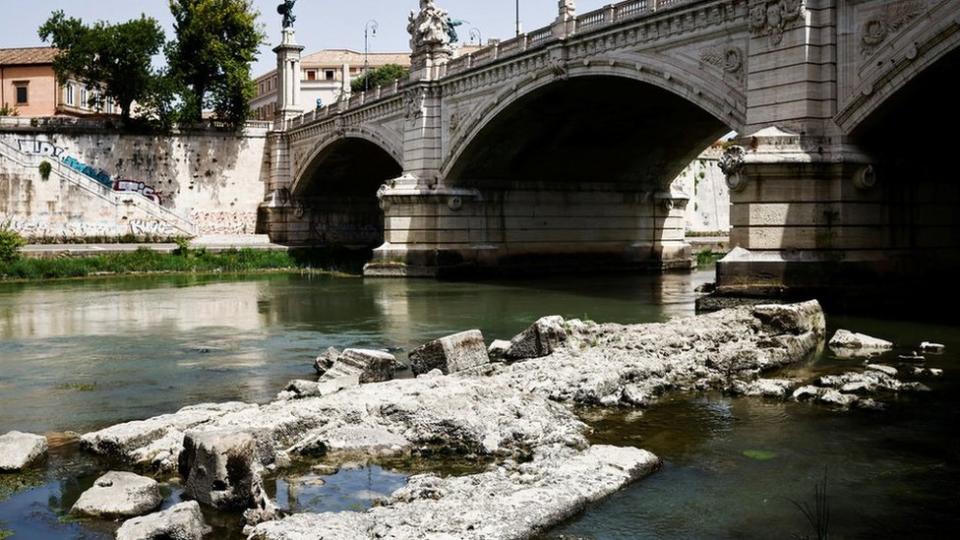 Ruinas del antiguo puente romano en el Tíber