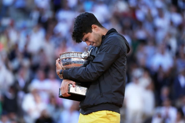 Carlos Alcaraz abraza la Copa de los Mosqueteros tras ganar Roland Garros, superando en la final a Alexander Zverev. En París, el 9 de junio de 2024 (ALAIN JOCARD)