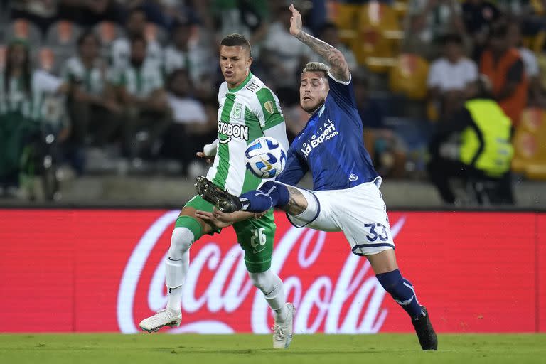 Gonzalo Piovi disputa la pelota con el ex Estudiantes de La Plata, Nelson Deossa, en el encuentro de ida de los octavos de final