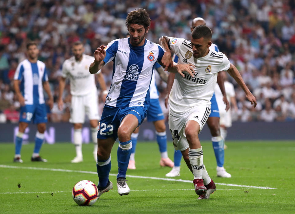 Dani Ceballos pelea por un balón con Esteban Granero en el Real Madrid – Espanyol de la última jornada de LaLiga. REUTERS/Susana Vera