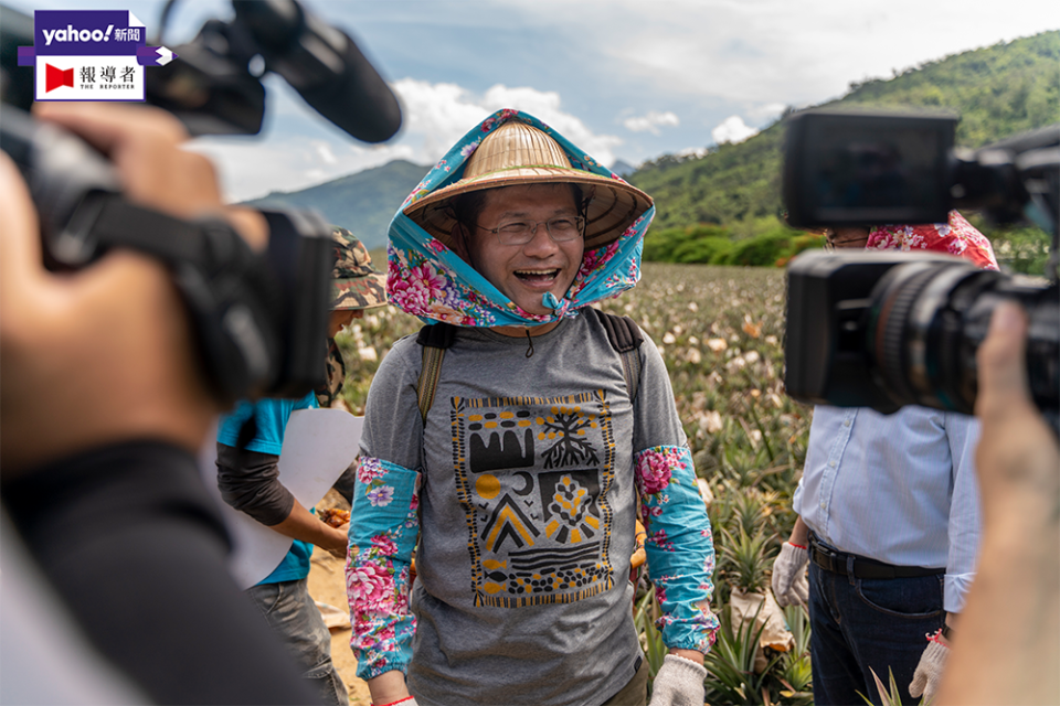 交通部長林佳龍為了推廣北中南東8條精緻旅遊路線，頂著正中午的太陽到台東鹿野的鳳梨田做宣傳。（攝影／張家瑋） 