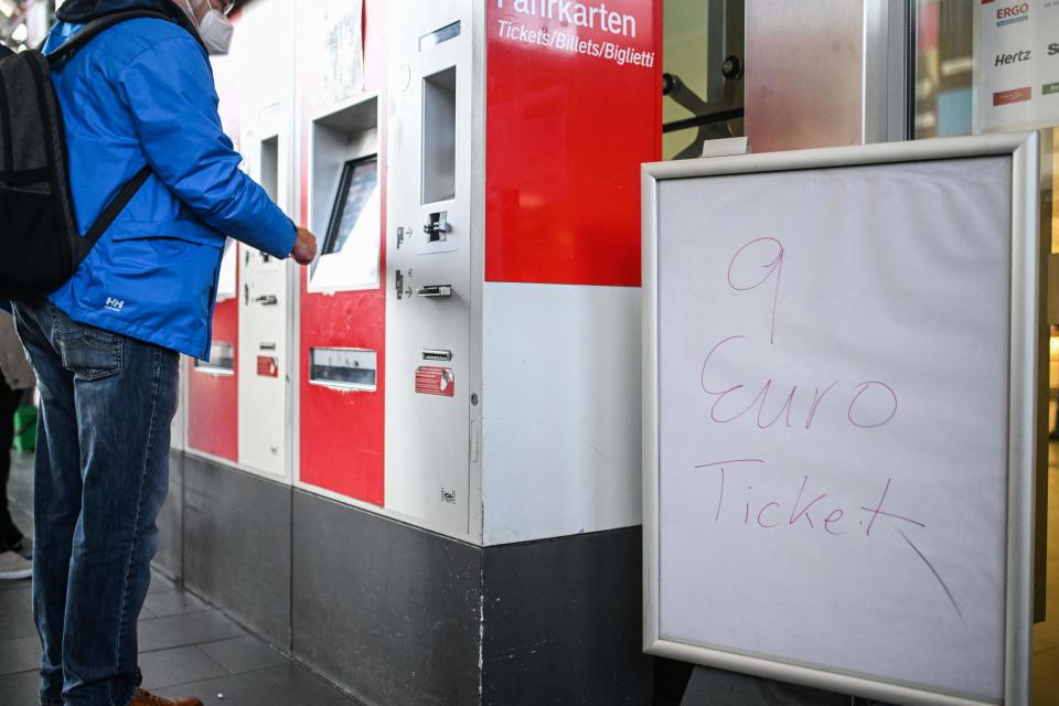 Ein Mann kauft an einem Fahrkartenautomaten der Deutschen Bahn ein Neun-Euro-Ticket. Auf einem Schild neben ihm wird das Billigticket beworben, das drei Monate nutzbar ist. - Copyright: Ina Fassbender, AFP/Getty Images