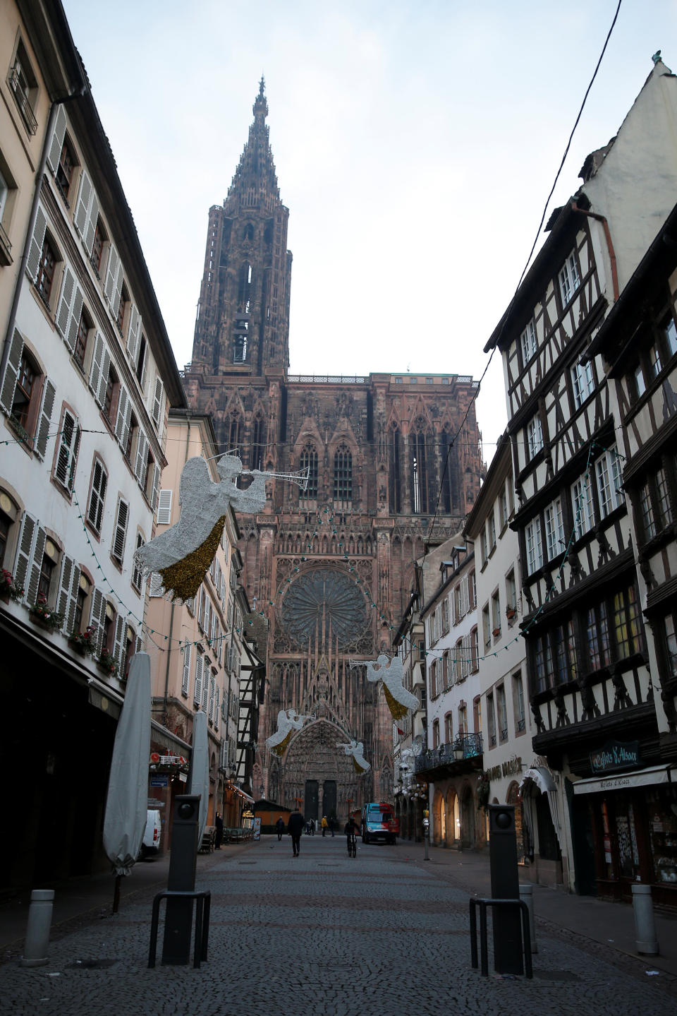 <p>Una calle vacía al día siguiente del ataque, con la catedral al fondo.<br><br>Foto: REUTERS/Vincent Kessler </p>