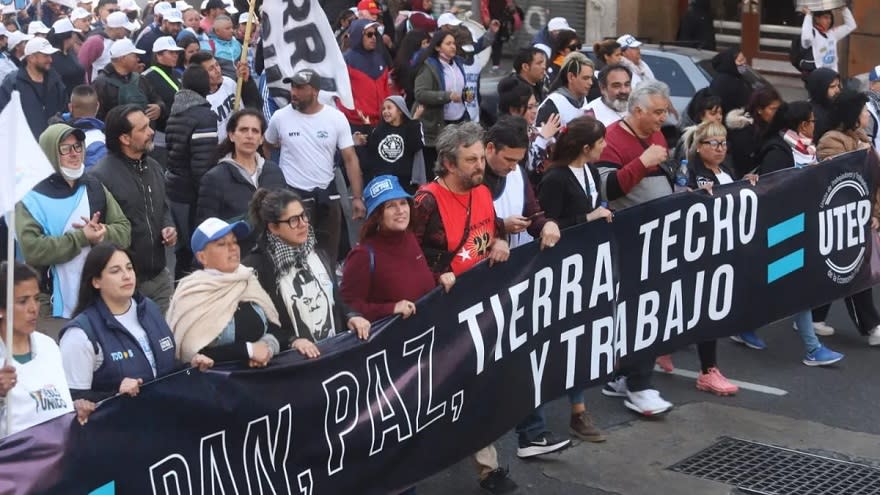 La manifestación por el día de San Cayetano intensificó el reclamo por la suba de jubilaciones y planes sociales, además de replantear la necesidad de reapertura de paritarias