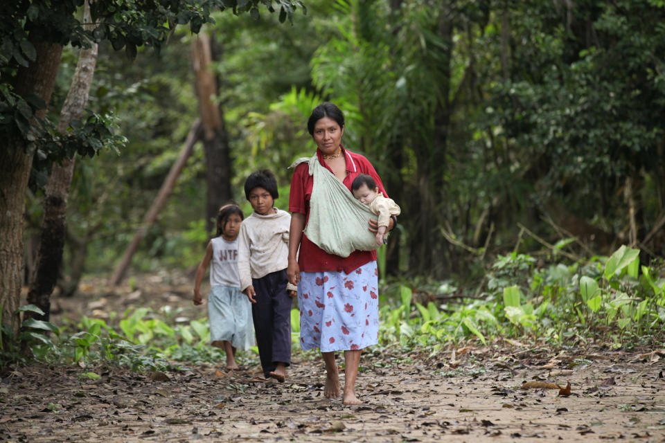 Una mujer camina con sus hijos por la selva boliviana. (Foto: ONU Mujeres Bolivia)