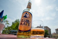 <p><b>Club-Mate</b><br>Das koffeinhaltige, alkoholfreie Erfrischungsgetränk Club-Mate ist das Szenegetränk in deutschen Metropolen. Der Name hat jedoch nichts mit dem englischen Begriff „mate“ (dt. Kamerad oder Kumpel) zu tun, sondern geht zurück auf die Pflanze Mate und hat einen Koffeingehalt von 20 Milligramm pro 100 Milliliter. (Bild: dpa) </p>