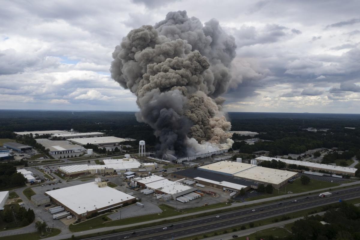 Chemical smoke spewing from a Georgia factory is projected to spread toward Atlanta as winds shift