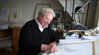 (FILES) In this file photo taken on October 26, 2015 French illustrator Jean-Jacques Sempe poses at his home in Paris. - Jean-Jacques Sempe, who illustrated the much-loved 