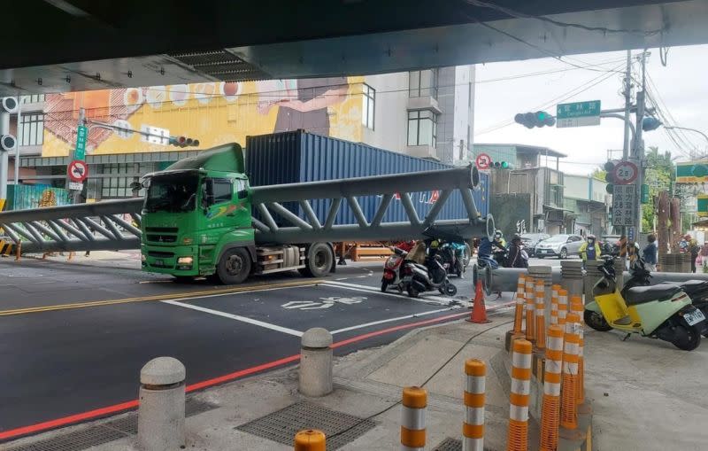 ▲黃姓駕駛疑因誤判車身高度，不慎撞斷限高桿。（圖／翻攝畫面）