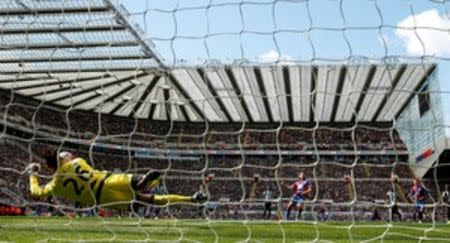 Britain Football Soccer - Newcastle United v Crystal Palace - Barclays Premier League - St James' Park - 30/4/16 Crystal Palace's Yohan Cabaye has his penalty saved by Newcastle's Karl Darlow Action Images via Reuters / Lee Smith Livepic