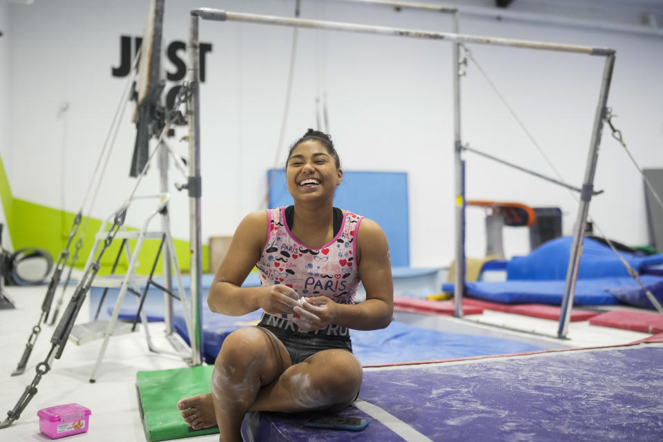 La gimnasta panameña Hillary Heron prepara sus manos para entrenar en la capital de su país, el 15 de junio de 2024, a fin de participar en los Juegos Olímpicos (AP Foto/Matías Delacroix)