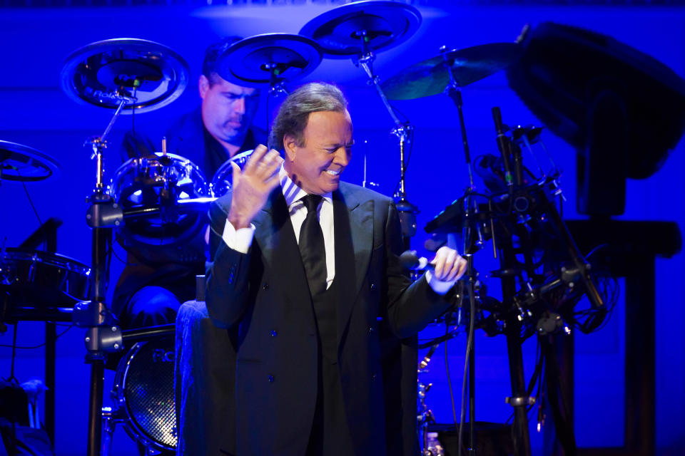 En esta foto del 24 de abril del 2014 difundida por el Carnegie Hall, el ídolo español Julio Iglesias canta en el Carnegie Hall de Nueva York en honor a su amigo, el diseñador de modas dominicano Oscar de la Renta, quien recibió la Medalla de la Excelencia durante la velada.(AP Foto/Carnegie Hall, Chris Lee)