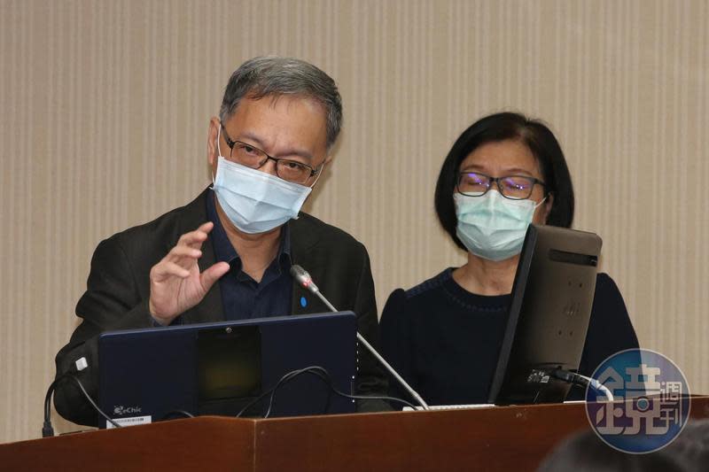 衛福部長薛瑞元建議口罩令在冬季前繼續維持，以預防流感。