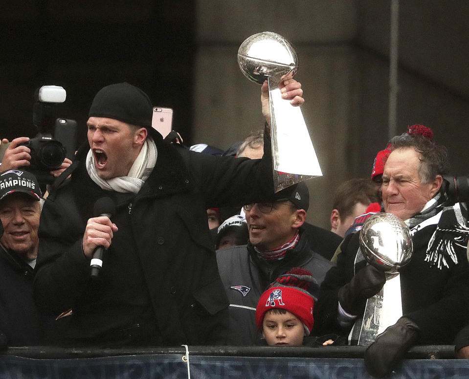 Con el trofeo Vince Lombardi en una mano, Tom Brady, quarterback de los Patriots de Nueva Inglaterra, arenga al público durante el desfile conmemorativo realizado el martes 7 de febrero de 2017 en Boston (Barry Chin /The Boston Globe via AP, Pool)