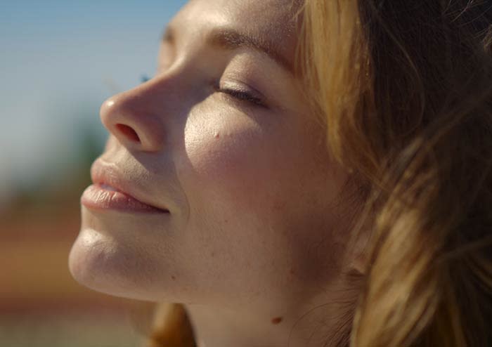 mujer mirando al sol