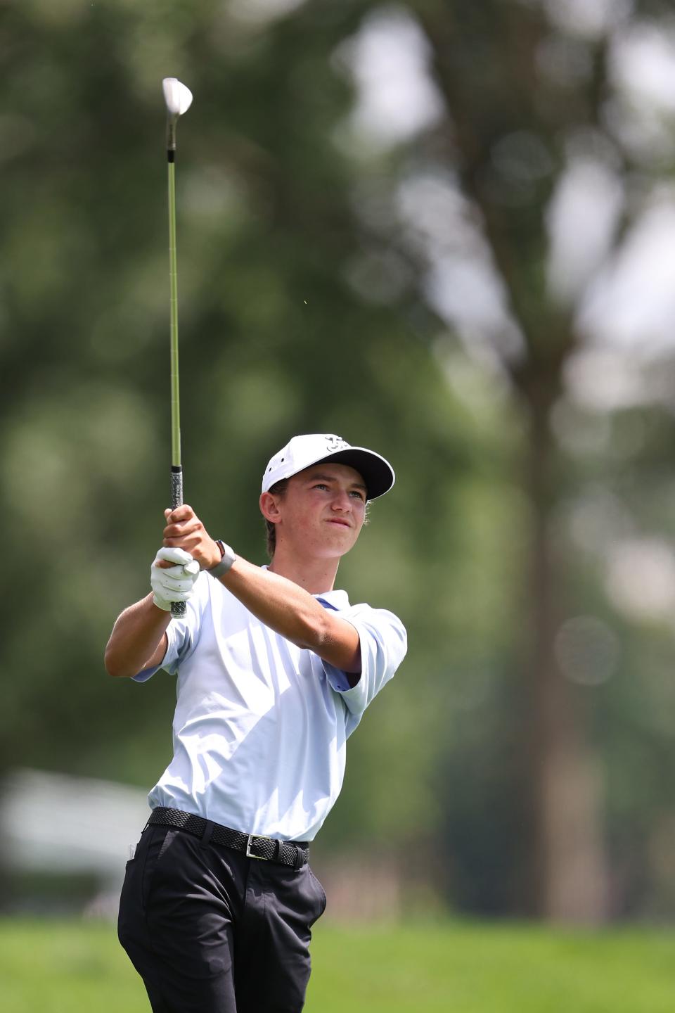 El aficionado Miles Russell de los Estados Unidos juega un tiro en el hoyo 14 durante la primera ronda del Rocket Mortgage Classic en el Detroit Golf Club en Detroit el jueves 27 de junio de 2024.