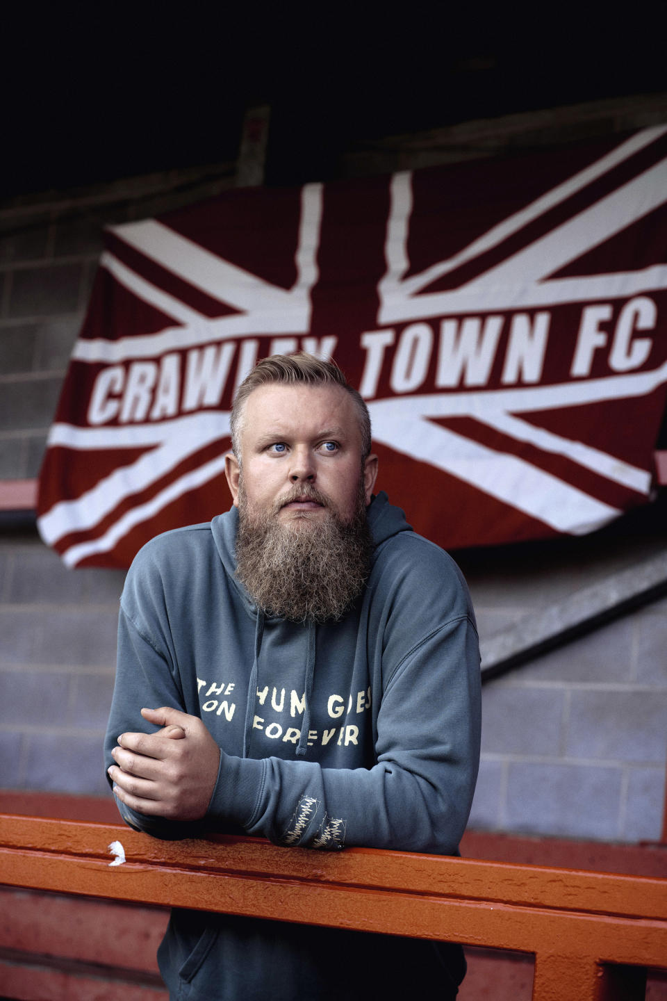 Preston Johnson, uno de los propietarios del Crawley Town FC, en un día de jornada en el Broadfield Stadium en Crawley, Inglaterra, a unos 48 kilómetros al sur de Londres, el 15 de octubre de 2022.  (Tom Jamieson/The New York Times).