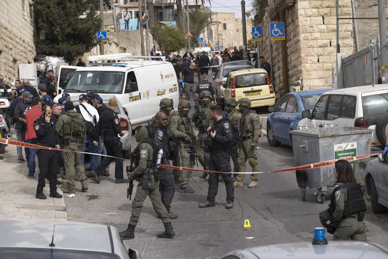 Un policía israelí vigila el lugar de un ataque a tiros en Jerusalén Este, el sábado 28 de enero de 2023. (AP Foto/Mahmoud Illean)