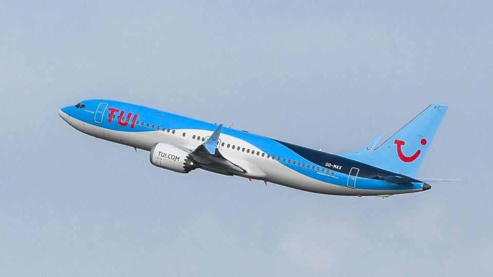 Der erste Flug mit Passagieren einer Boeing 737 MAX von TUI fly Belgium hebt am Flughafen Brüssel ab.