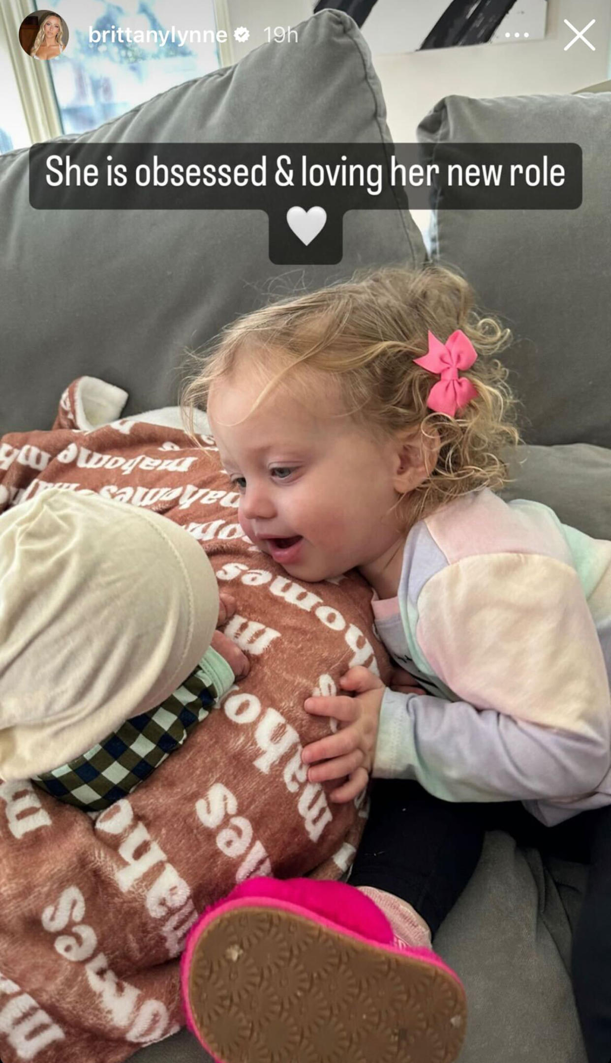 Patrick and Brittany Mahomes' daughter Sterling with her new sibling, Bronze. (Brittany Mahomes / Instagram)