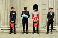 <p>Britische Soldaten sammeln im Vorfeld des Armistice Day in London Spenden für Veteranen. Mehrere Länder – darunter Großbritannien, Frankreich und Belgien – erinnern am 11. November an das Waffenstillstandsabkommen zwischen den Alliierten und Deutschland im Ersten Weltkrieg. (Bild: AP Photo) </p>