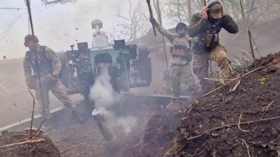 Troops with Ukraine’s 80th Air Assault Brigade fire a D-30 howitzer toward Russian forces in Bakhmut April 19. (Tom Mutch/Special to Military Times)