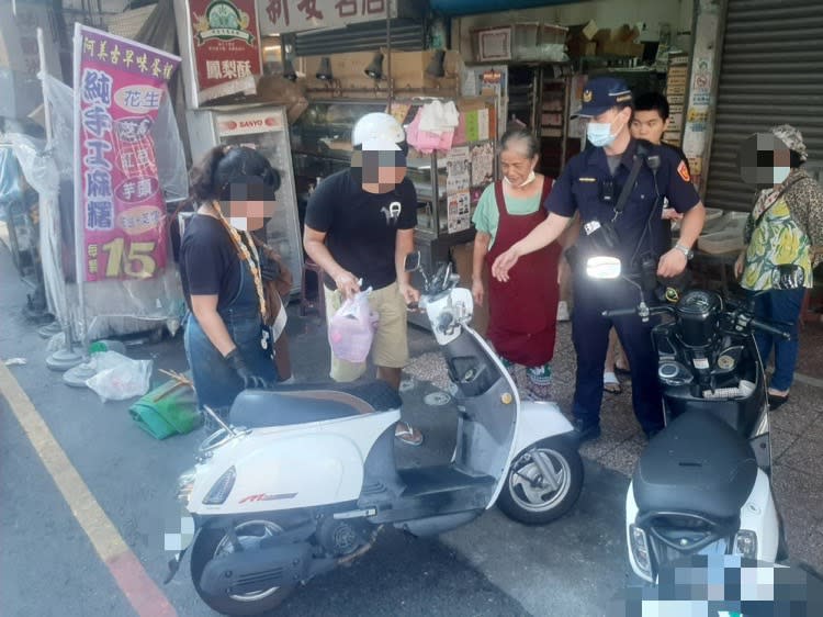 王男（左二）接獲警方通知返回店門口換車，一場竊車烏龍順利落幕。（讀者提供）