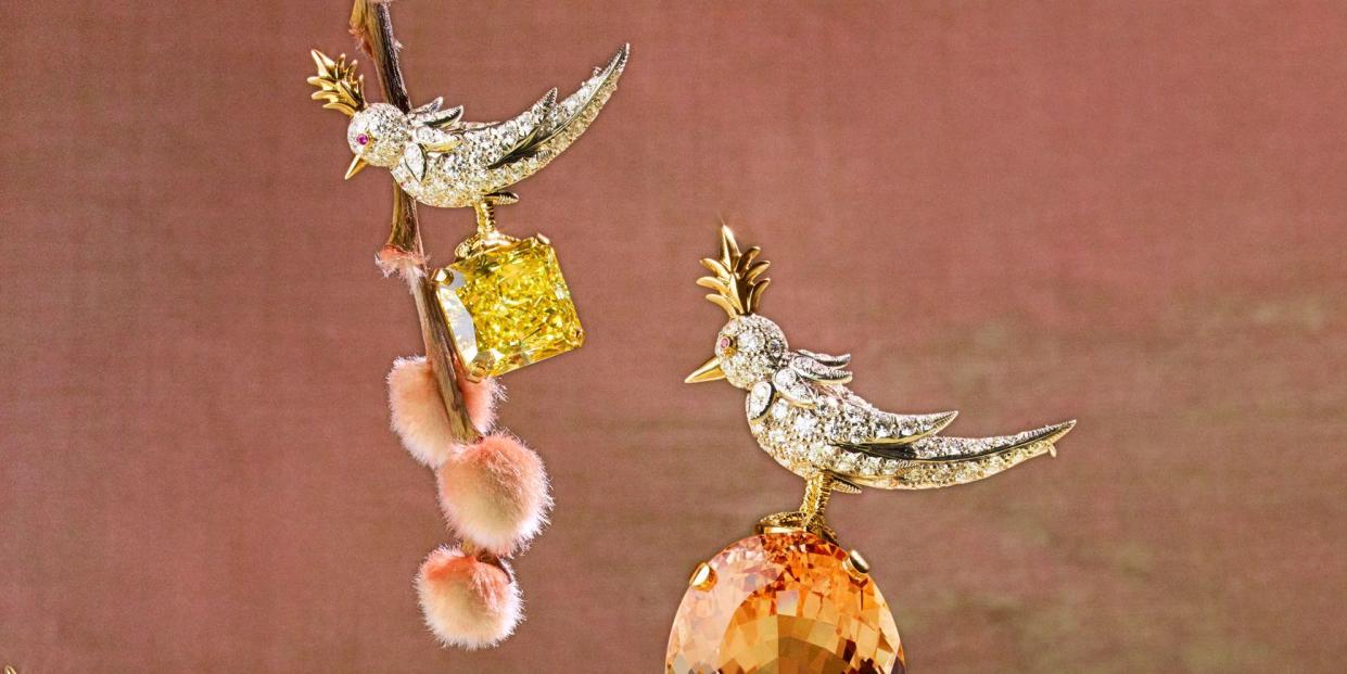 a flock of tiffany’s bird on a rock brooches stand on a yellow diamond and two stones named by the maison tanzanite and morganite