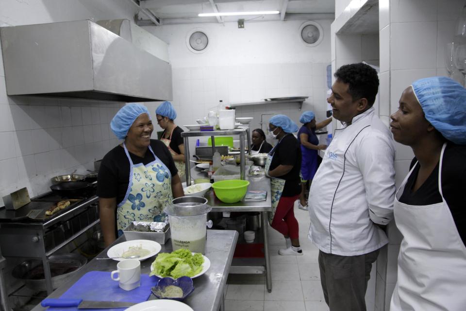 Esta foto del 13 de enero de 2017 muestra a presas que trabajan en la cocina del restaurante Interno, en la prisión de San Diego en Cartagena, Colombia. Las convictas han servido platos gourmet en Interno en la prisión femenina desde diciembre, en un nuevo experimento que busca promover la rehabilitación de las presas y confrontar la negligencia de Colombia en un país cuya población en las prisiones crece. (AP Foto/Alba Tobella)