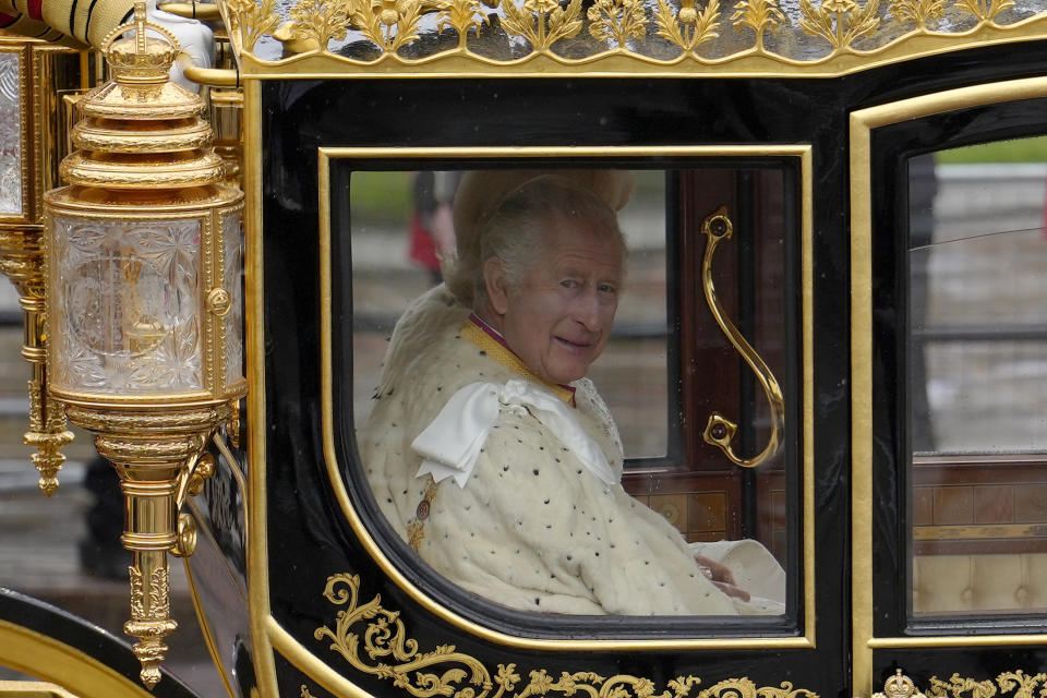 El rey Carlos III y Camila la reina consorte se dirigen a su ceremonia de coronación en Londres el sábado 6 de mayo de 2023. (Foto AP/Vadim Ghirda)