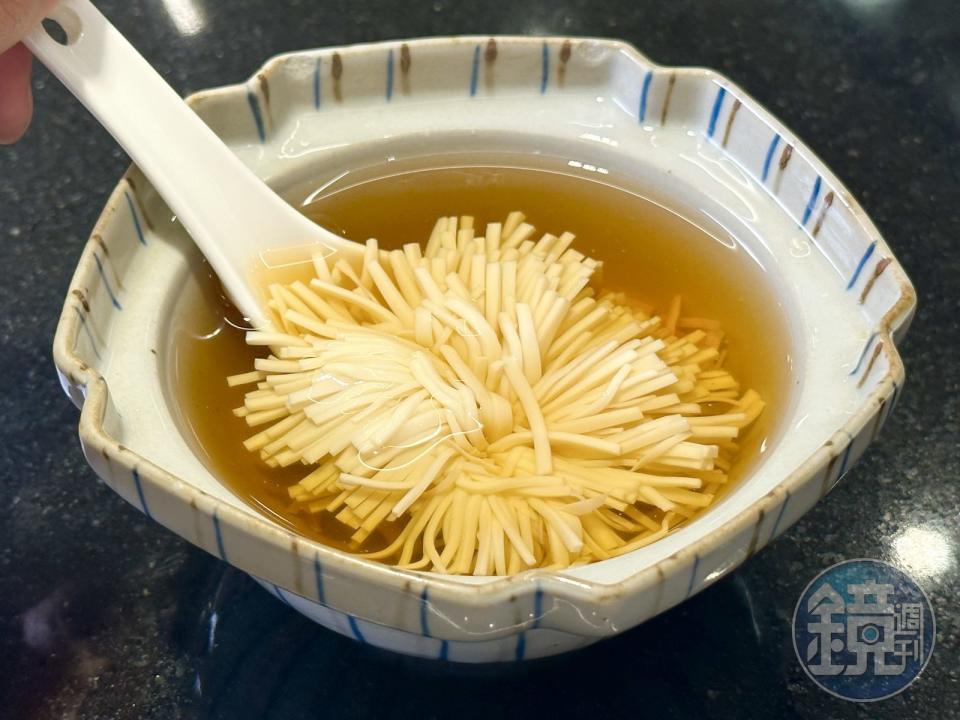 「菊花豆腐盅」湯頭清甜有柴魚香，縱橫各切40刀的白豆腐，形如菊花、細滑化口。