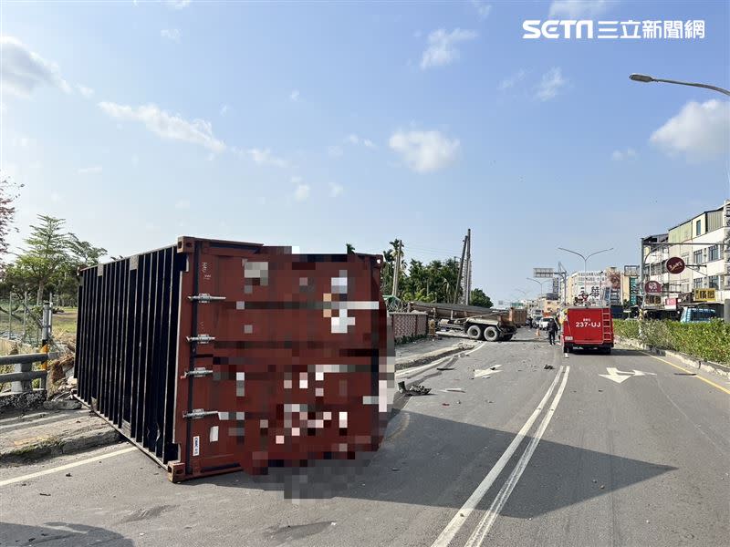 貨櫃車後車斗的貨櫃，被砂石車強大的撞擊力道撞飛。（圖／翻攝畫面）