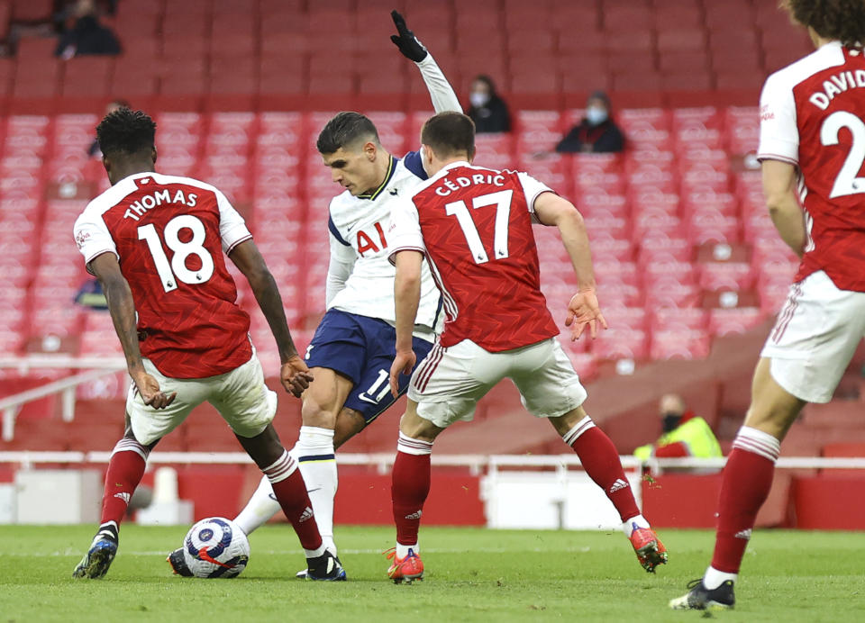 Erik Lamela (segundo a la izquierda) anota el gol de Tottenham en el partido contra Arsenal por la Liga Premier inglesa, el domingo 14 de marzo de 2021. Arsenal ganó 2-1. (Julian Finney/Pool vía AP)