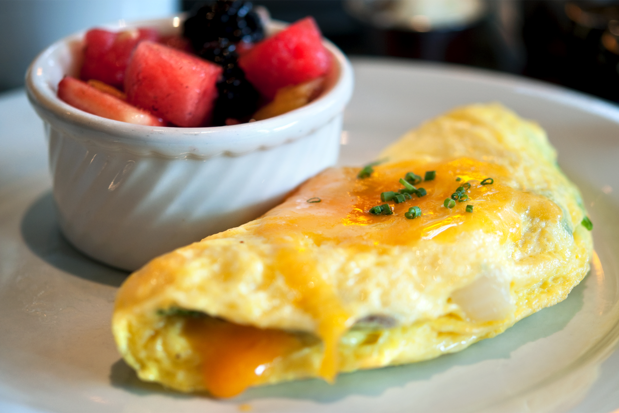 Cheese omelet with fruit