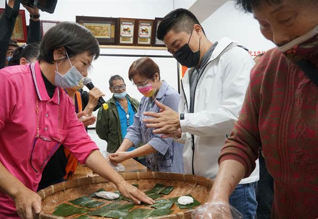 台中第二選區立委補選火熱，國民黨參選人顏寬恒（右2）22日一早來到台中市大肚區瑞安宮及蔗廊里活動中心等，與參加活動的民眾話家常，還參與製作芋粿巧。（黃國峰攝）