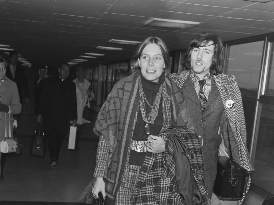 Nash with Joni Mitchell at Heathrow, December 1969 (Evening Standard/Hulton Archive/Getty Images)