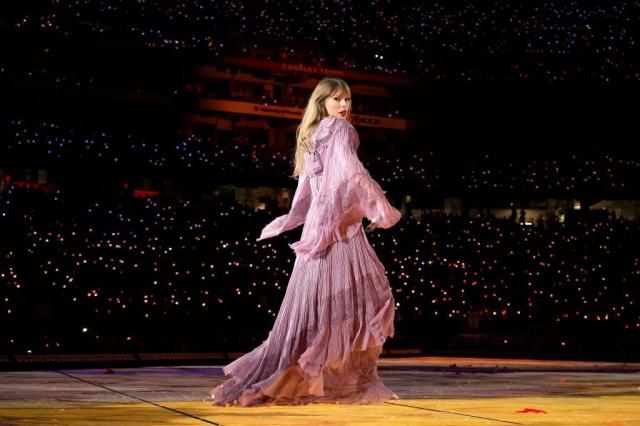 The Mirror - Taylor Swift stuns in rhinestone bodysuit as she kicks off  Eras tour in Arizona 😍🔥 (Via Mirror Celebrity News)  .co.uk/3am/us-celebrity-news/taylor-swift-stuns-rhinestone-bodysuit-29490900
