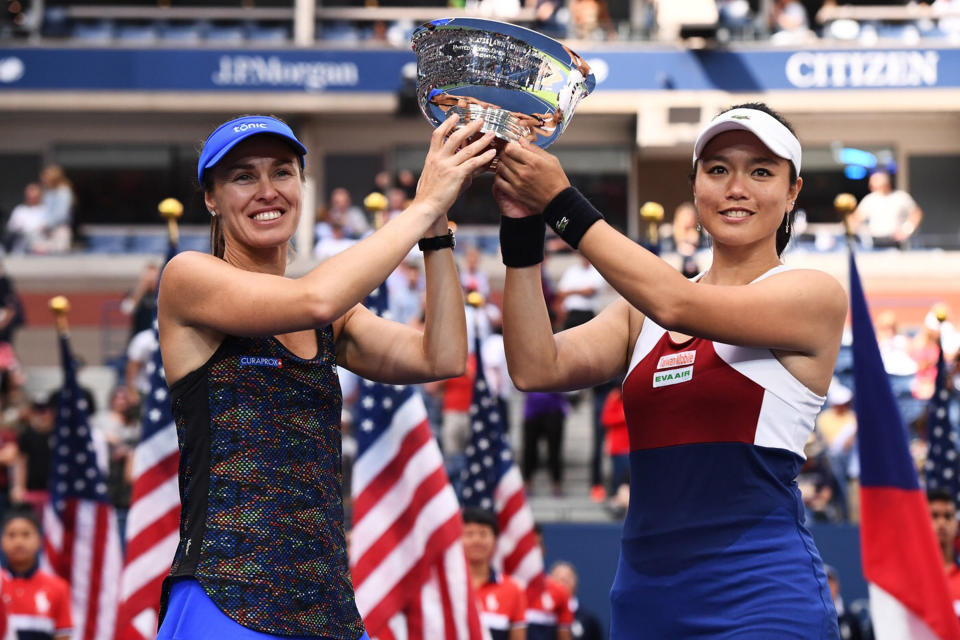 台灣網球女將詹詠然（右）與瑞士名將辛吉絲搭檔10日（本地時間）拿下美網女雙冠軍。（中央社/取自USTA網站）