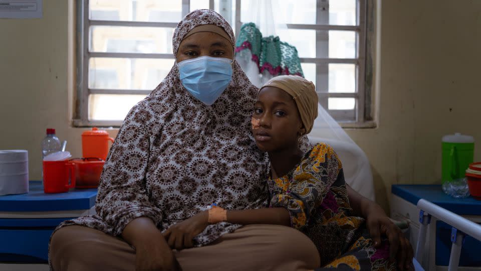 A mother caring for her daughter who has recently recovered from diphtheria - Georg Gassauer/Medecins San Frontieres
