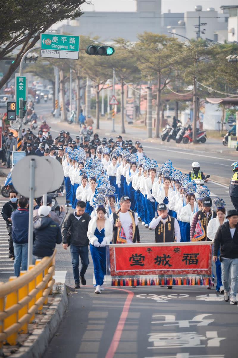 台南舞魅孃在1月底時，出動60名禮生共同參與遶境活動。（圖／翻攝自台南舞魅孃臉書）