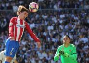 Football Soccer- Spanish La Liga Santander - Real Madrid v Atletico Madrid - Santiago Bernabeu Stadium, Madrid, Spain - 08/04/17 - Atletico Madrid's Antoine Griezmann (L) and Real Madrid's goalkeeper Keylor Navas in action. REUTERS/Sergio Perez -